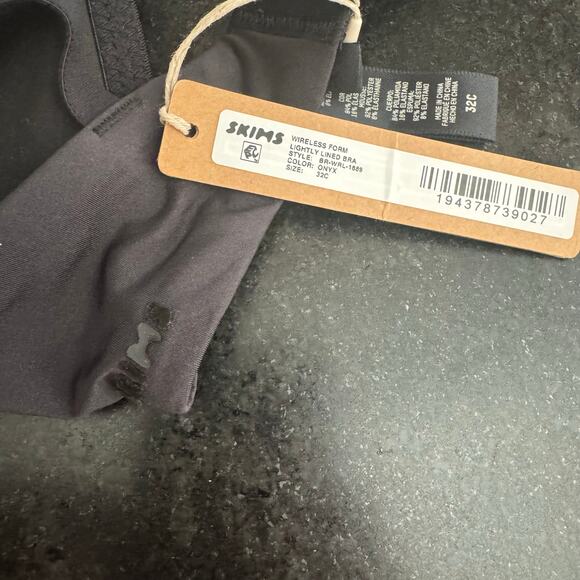 SKIMS Wireless Form Lightly Lined Bra in Onyx - Picture 5 of 5